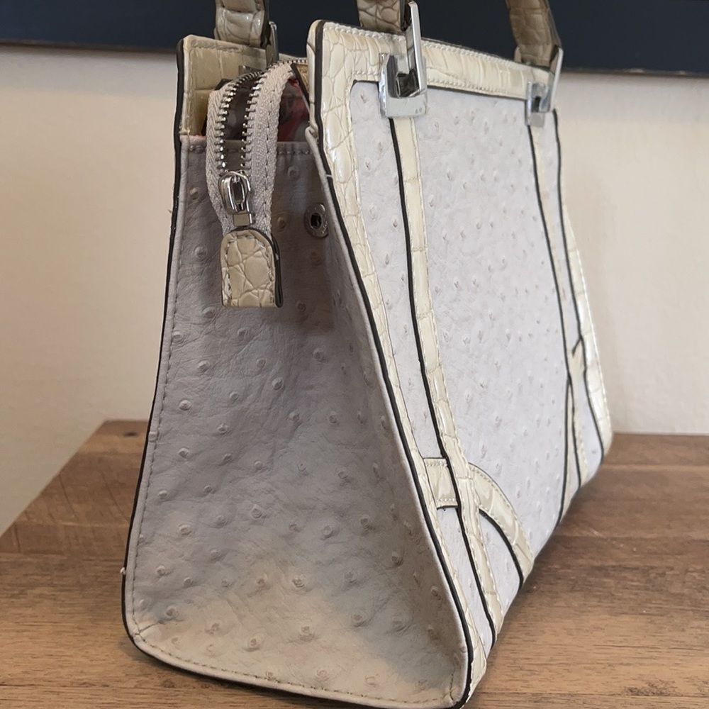 Guess - Picture 3 of 14